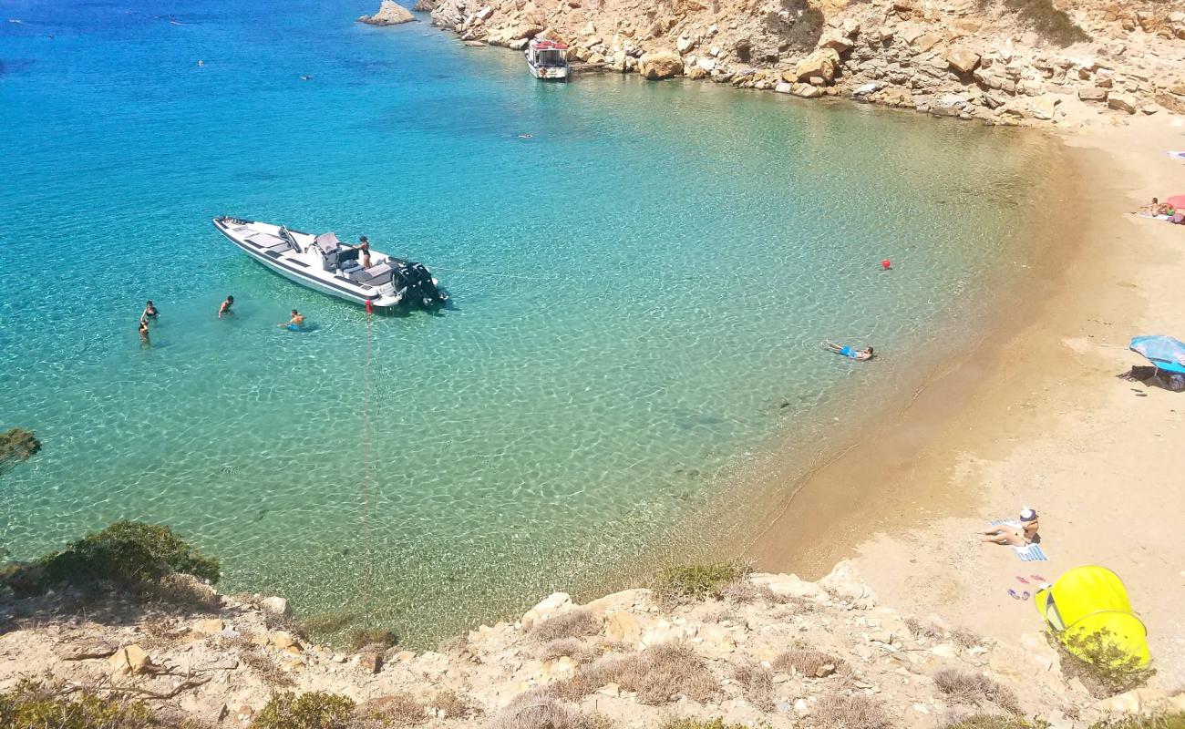Karbounolakos beach'in fotoğrafı bej kum ve çakıl yüzey ile