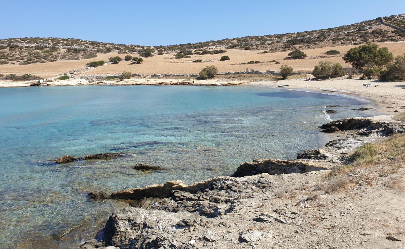 Lioliou beach'in fotoğrafı açık bej kum yüzey ile