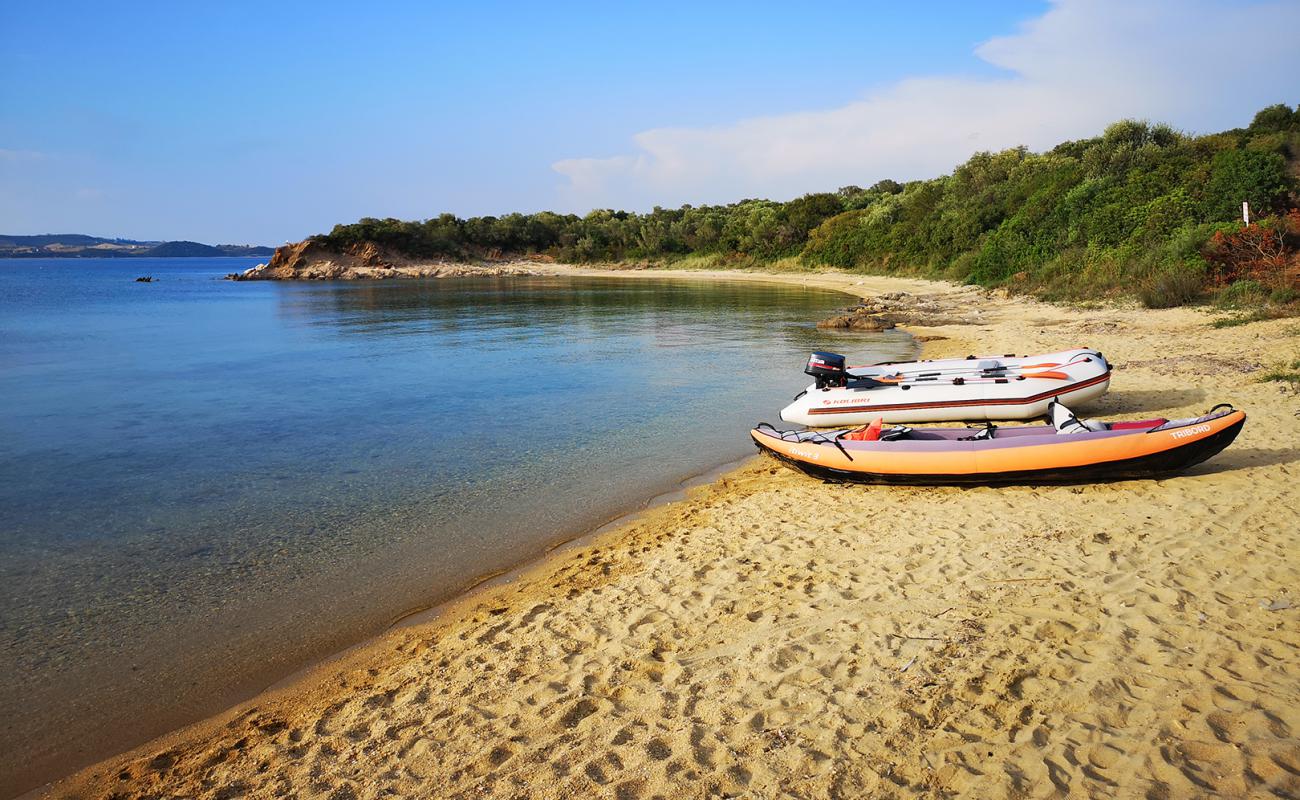 Tratovoli beach'in fotoğrafı açık bej kum yüzey ile