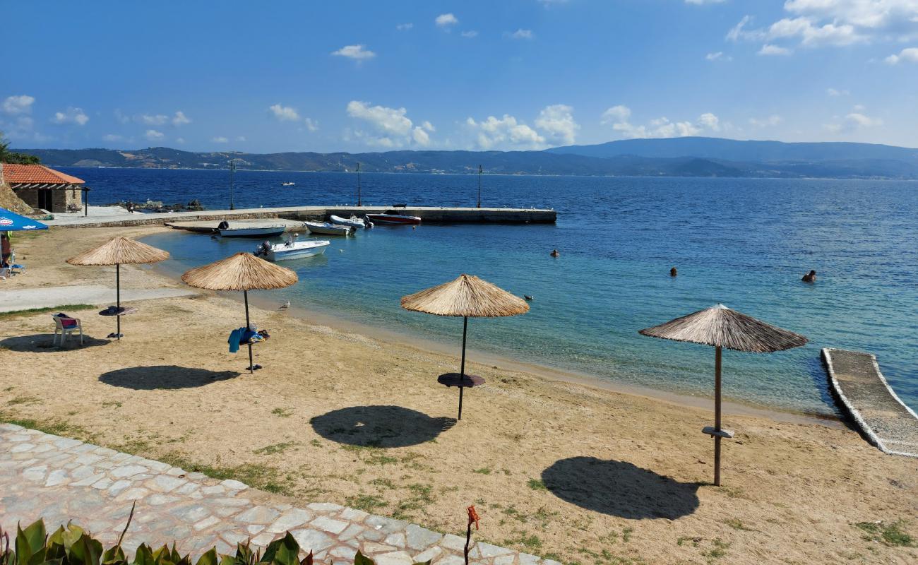 Tzanis beach'in fotoğrafı parlak kum yüzey ile