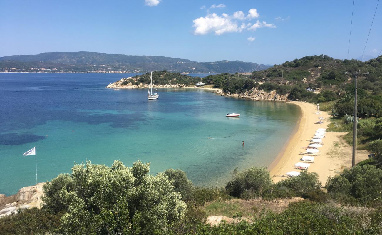 Golden beach'in fotoğrafı açık bej kum yüzey ile