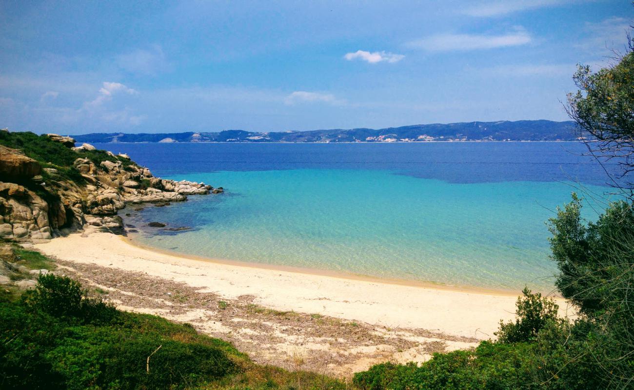 Agios Georgios Plajı'in fotoğrafı parlak kum yüzey ile