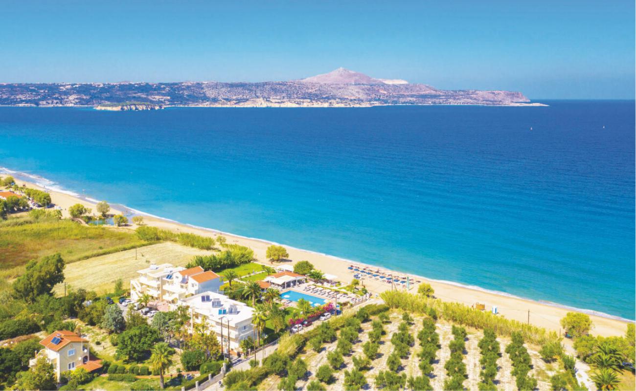 Kolatsos beach'in fotoğrafı kahverengi kum yüzey ile