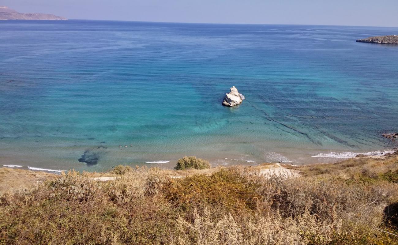 Kera beach'in fotoğrafı siyah kum ve çakıl yüzey ile