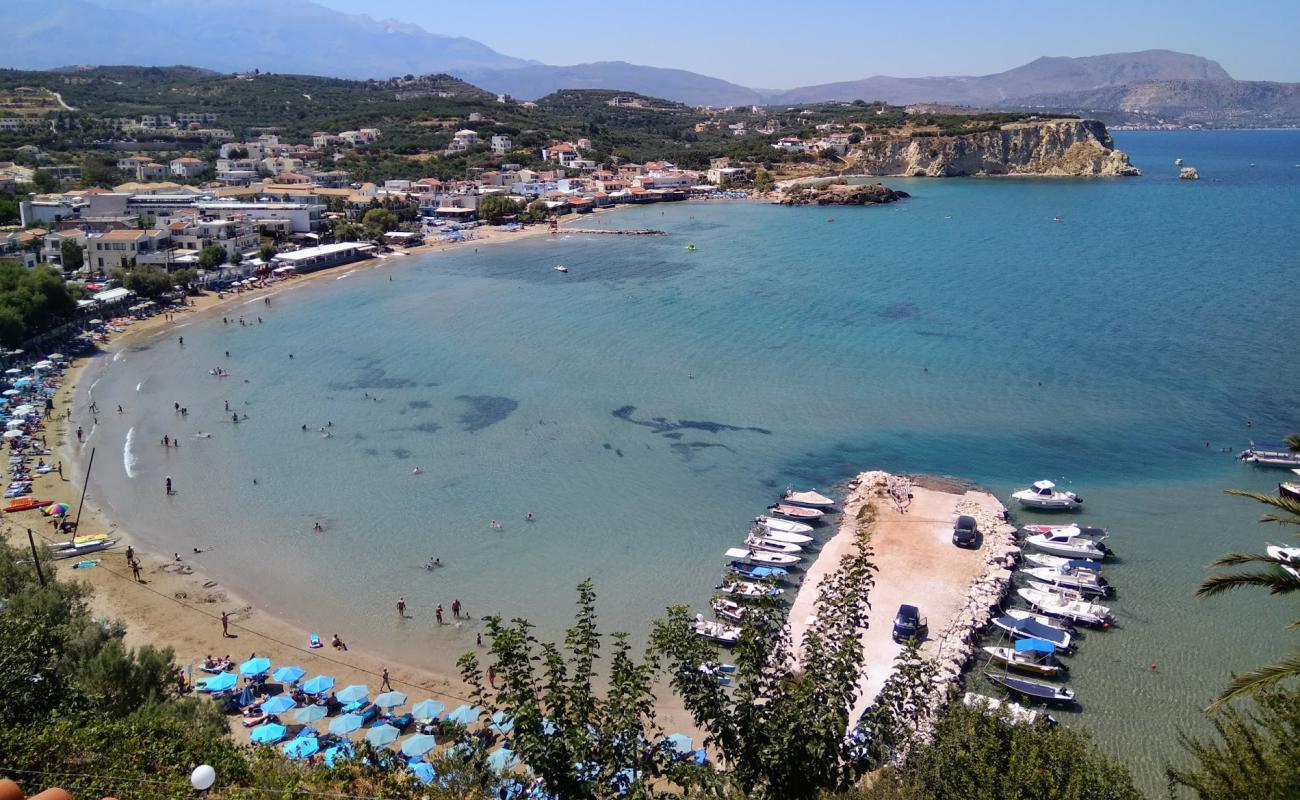 Almirida beach'in fotoğrafı kahverengi kum yüzey ile