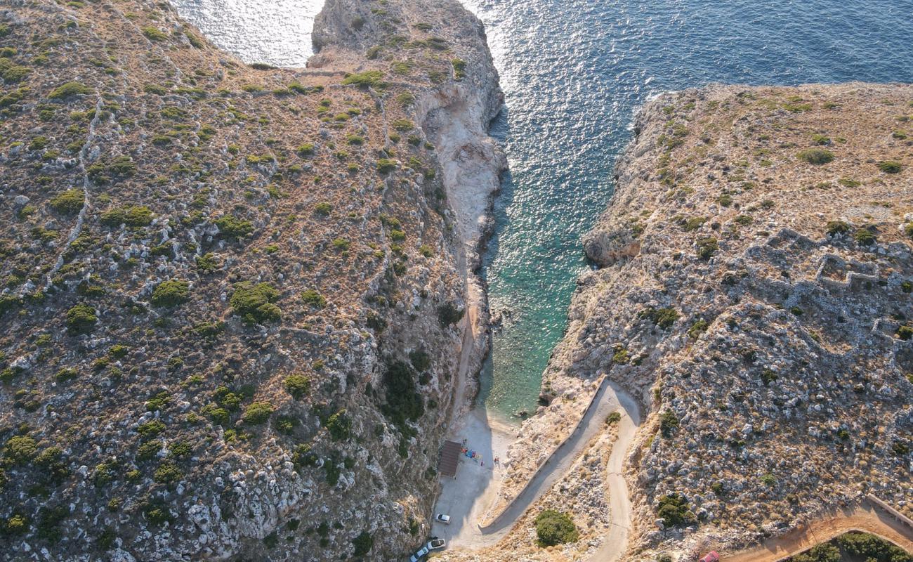 Koutalas beach'in fotoğrafı hafif çakıl yüzey ile