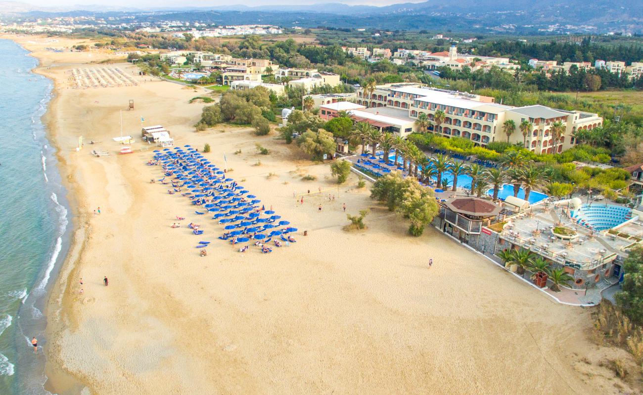 Peristeras Beach'in fotoğrafı kahverengi kum yüzey ile