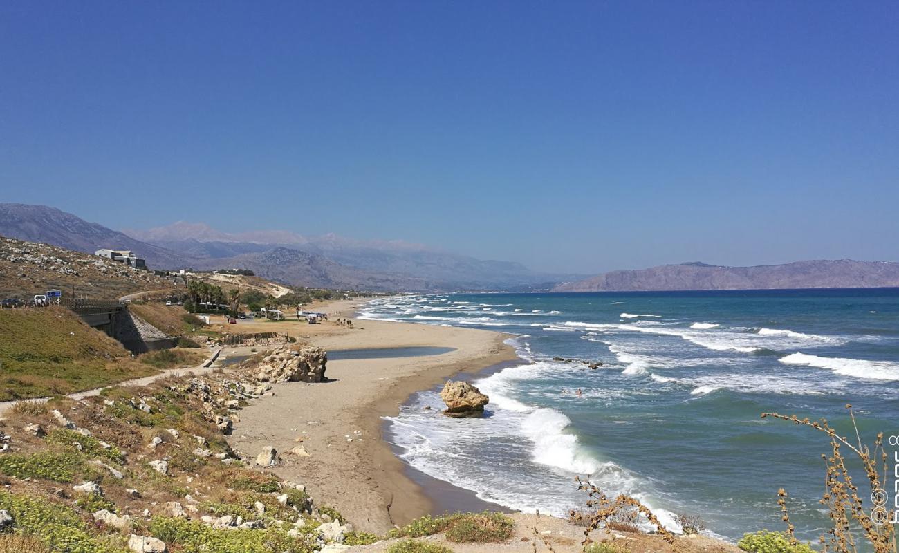 Episkopi beach'in fotoğrafı açık bej kum yüzey ile