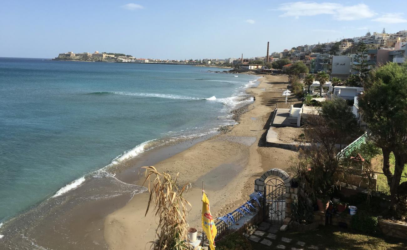 Koumbes beach'in fotoğrafı siyah kum ve çakıl yüzey ile