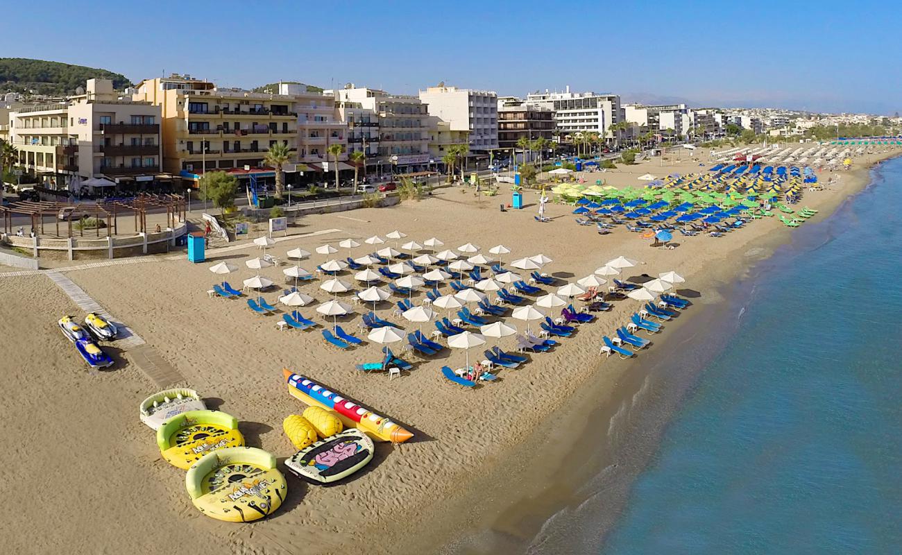 Rethymnon beach'in fotoğrafı kahverengi kum yüzey ile