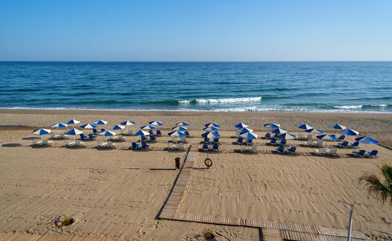 Pervolia beach II'in fotoğrafı kahverengi kum yüzey ile