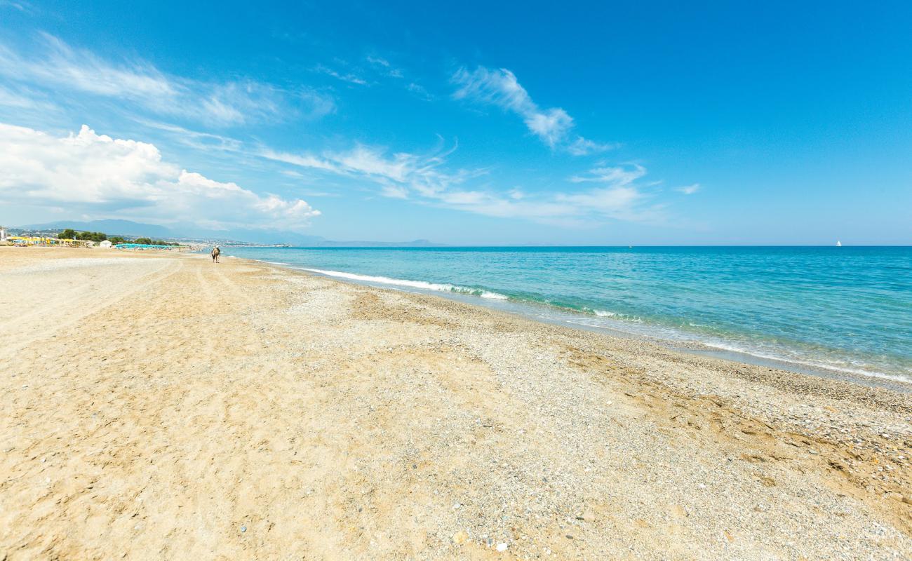 Beach Adelianos Kampos'in fotoğrafı kahverengi kum yüzey ile