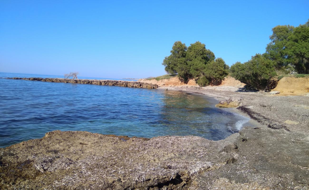 Pirgos Beach'in fotoğrafı kahverengi kum yüzey ile