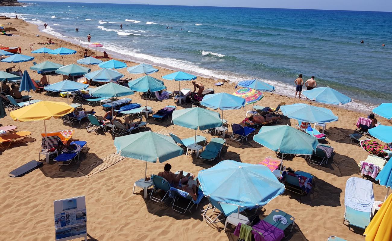 Sfakaki beach'in fotoğrafı kahverengi kum yüzey ile