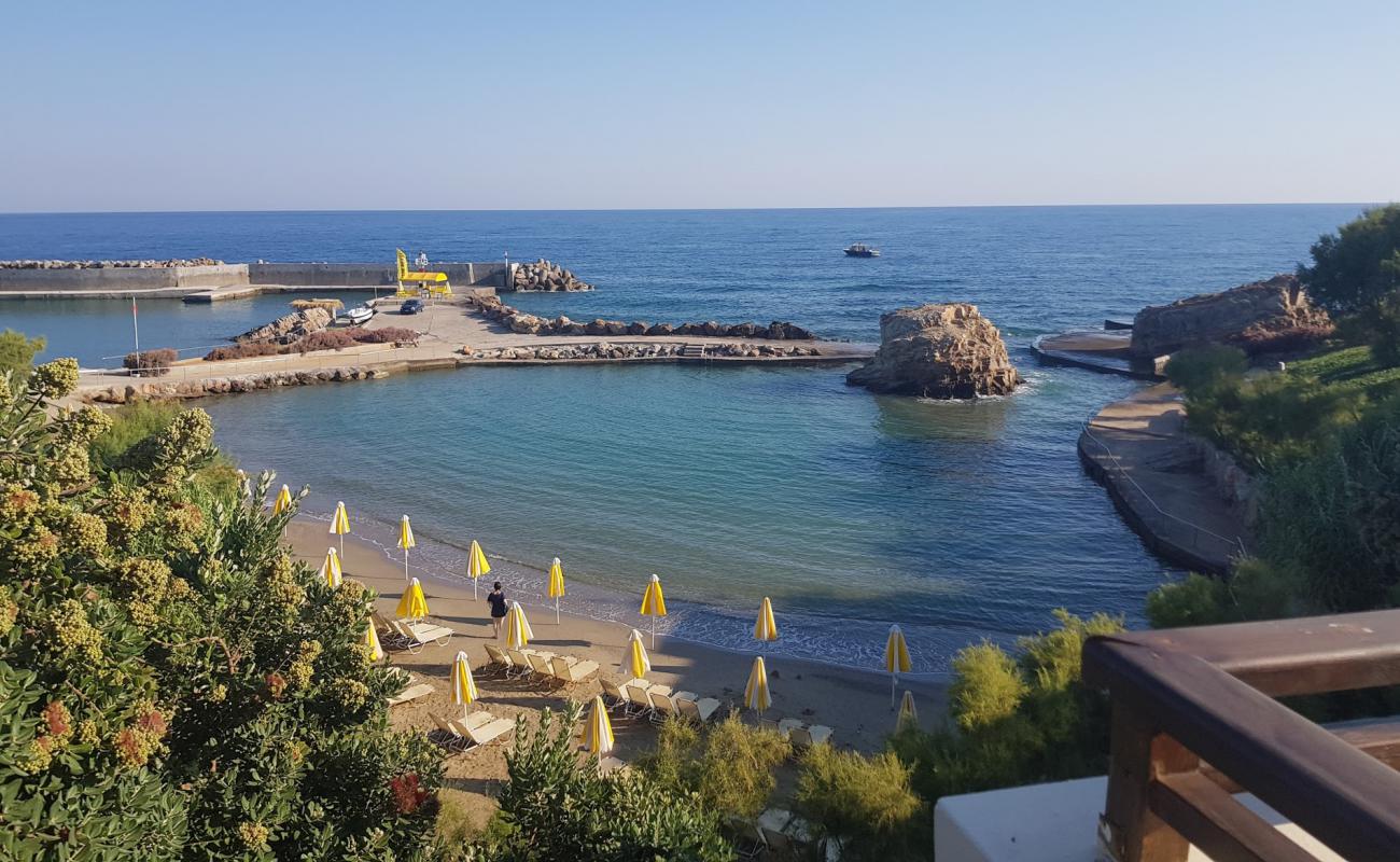 Lianos Kavos'in fotoğrafı kahverengi kum yüzey ile