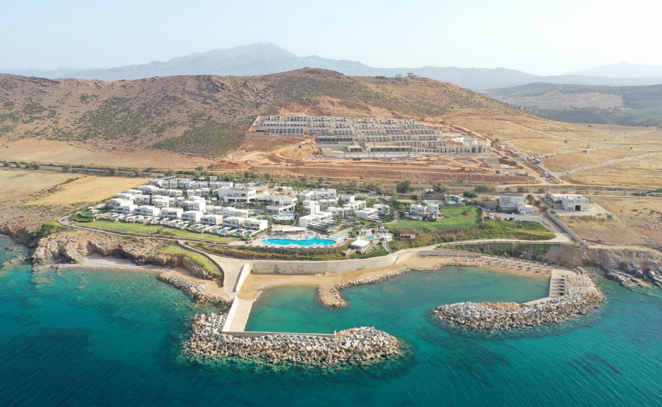 Lavris beach'in fotoğrafı kahverengi kum yüzey ile
