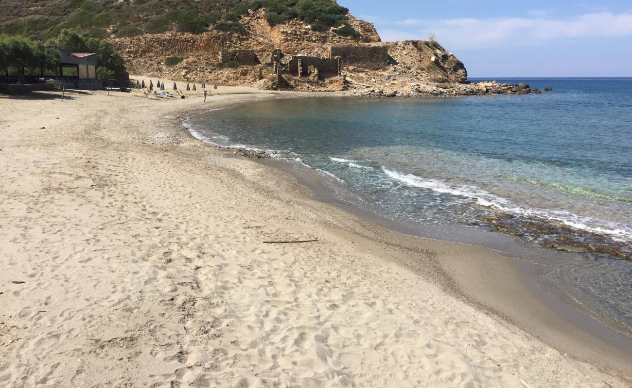 Aliki beach'in fotoğrafı siyah kum ve çakıllar yüzey ile