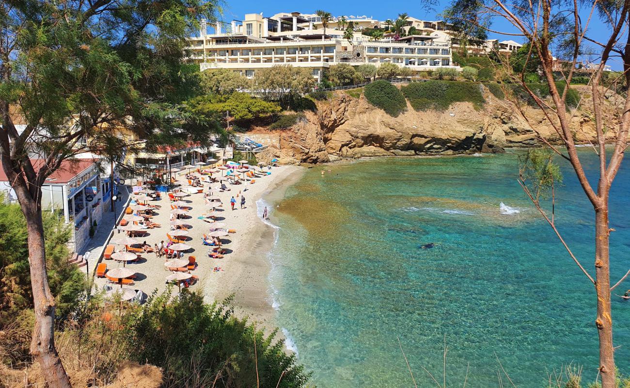 Paralia Mononaftis'in fotoğrafı bej kum ve çakıl yüzey ile