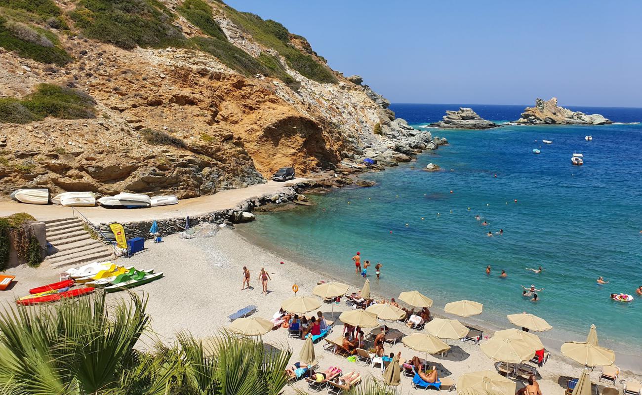 Mades beach'in fotoğrafı açık bej kum yüzey ile