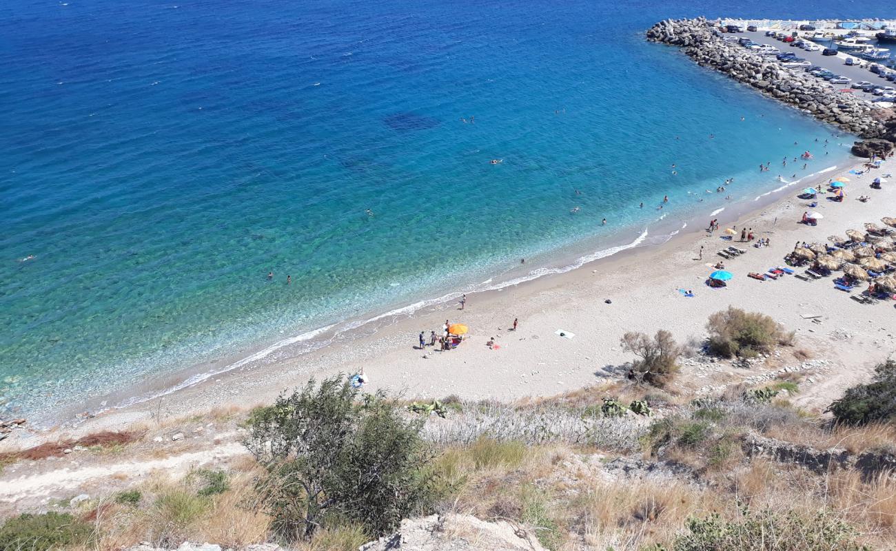 Beach Pantanassa'in fotoğrafı siyah kum ve çakıllar yüzey ile