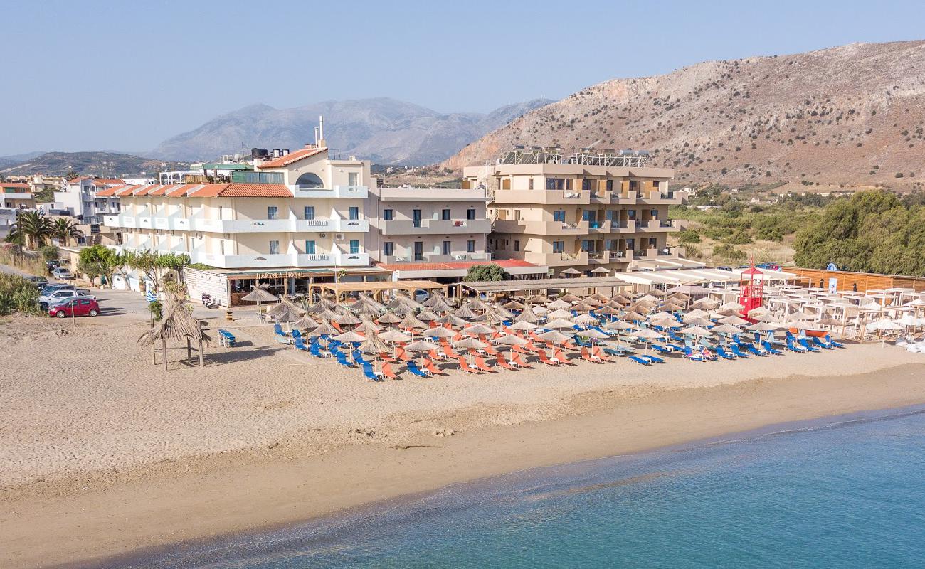 Skafidaras beach'in fotoğrafı kahverengi kum yüzey ile