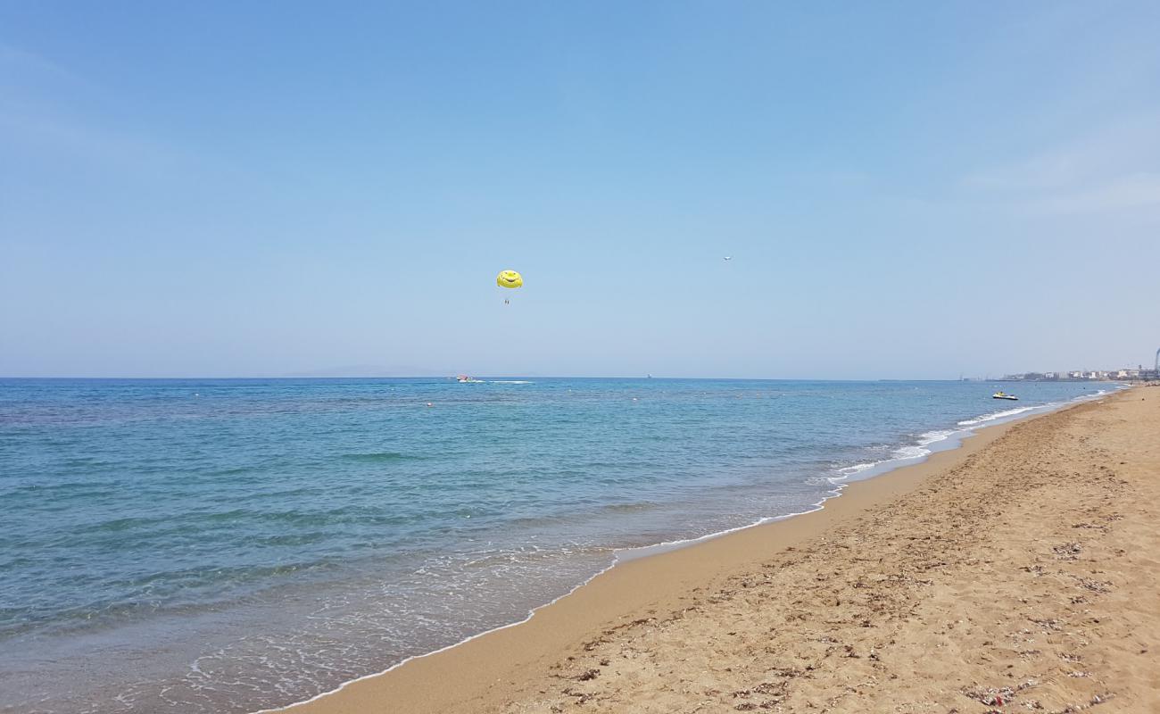 Ammoudara Plajı II'in fotoğrafı kahverengi kum yüzey ile