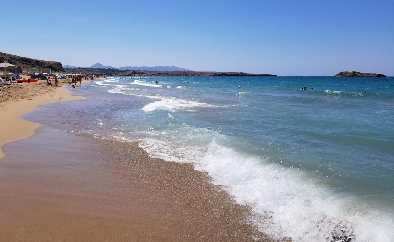 Amnissos beach'in fotoğrafı i̇nce kahverengi kum yüzey ile