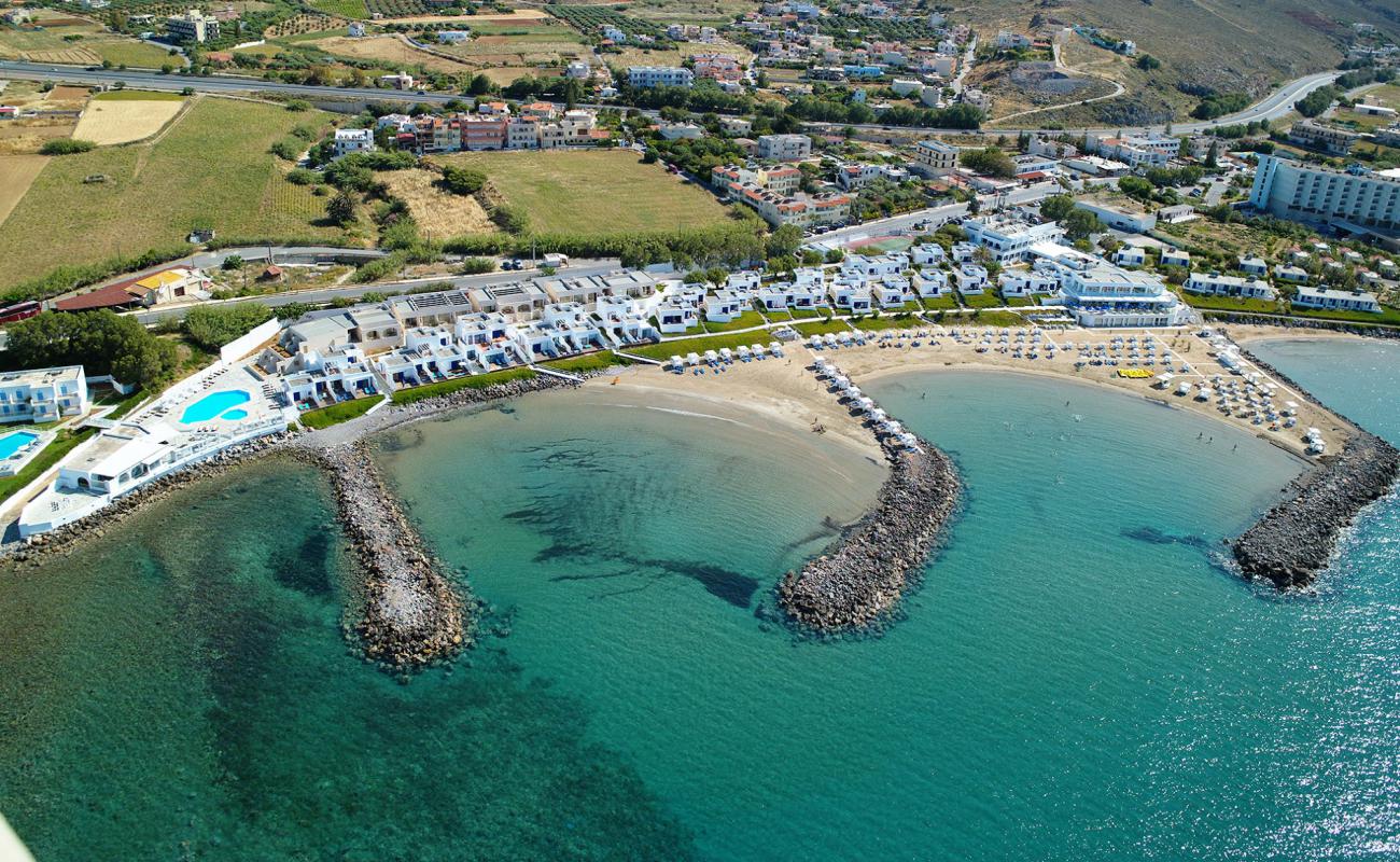 Kokkini Beach'in fotoğrafı kahverengi kum yüzey ile