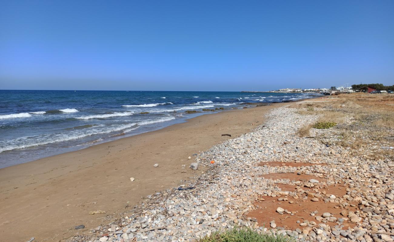 Gournes Beach'in fotoğrafı kahverengi kum yüzey ile