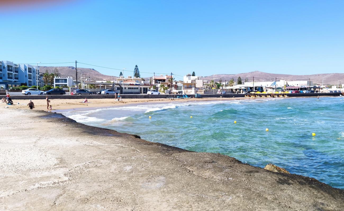 Gouves beach'in fotoğrafı kahverengi kum yüzey ile