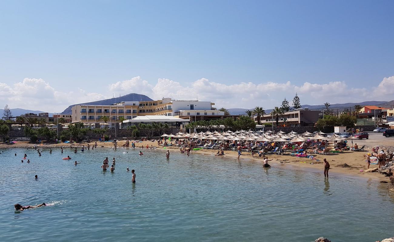 Marina Beach'in fotoğrafı kahverengi kum yüzey ile