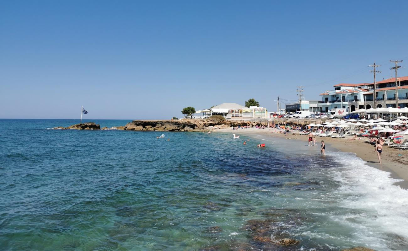 Beach Gouves'in fotoğrafı kahverengi kum yüzey ile