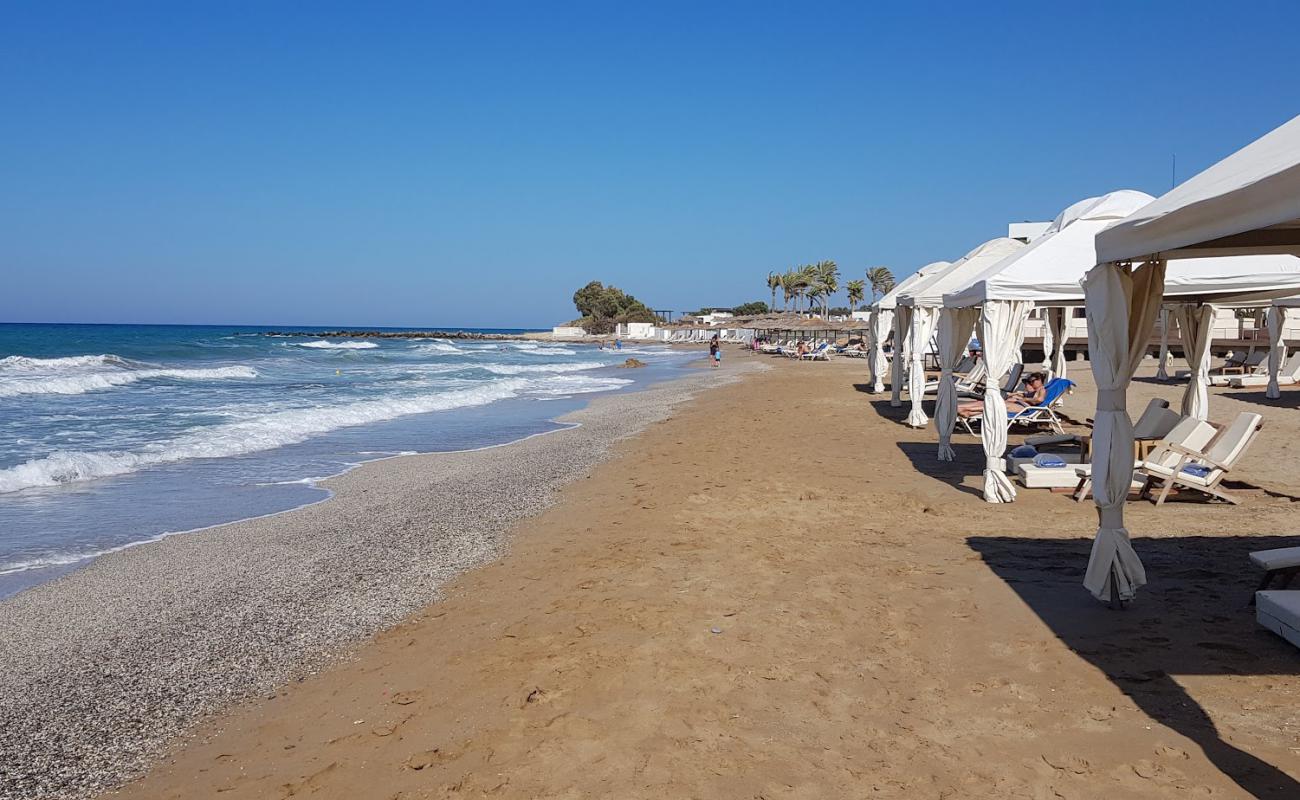 Agios Pelagia beach'in fotoğrafı kahverengi kum yüzey ile