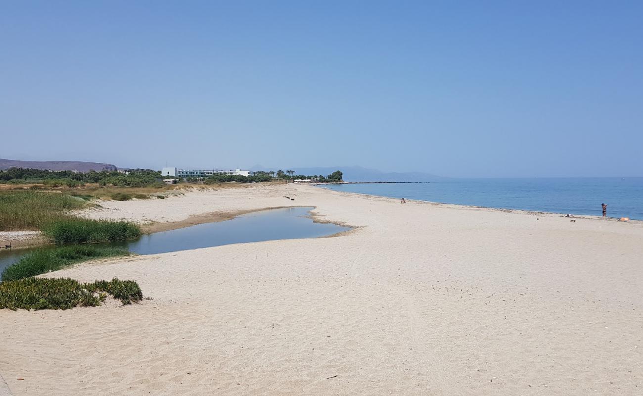 Aposelemi Beach'in fotoğrafı kahverengi kum yüzey ile