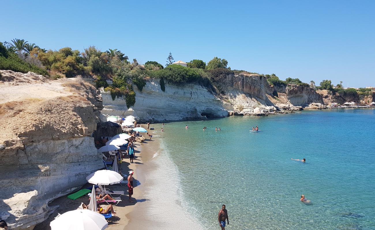 Saradari Beach'in fotoğrafı i̇nce kahverengi kum yüzey ile