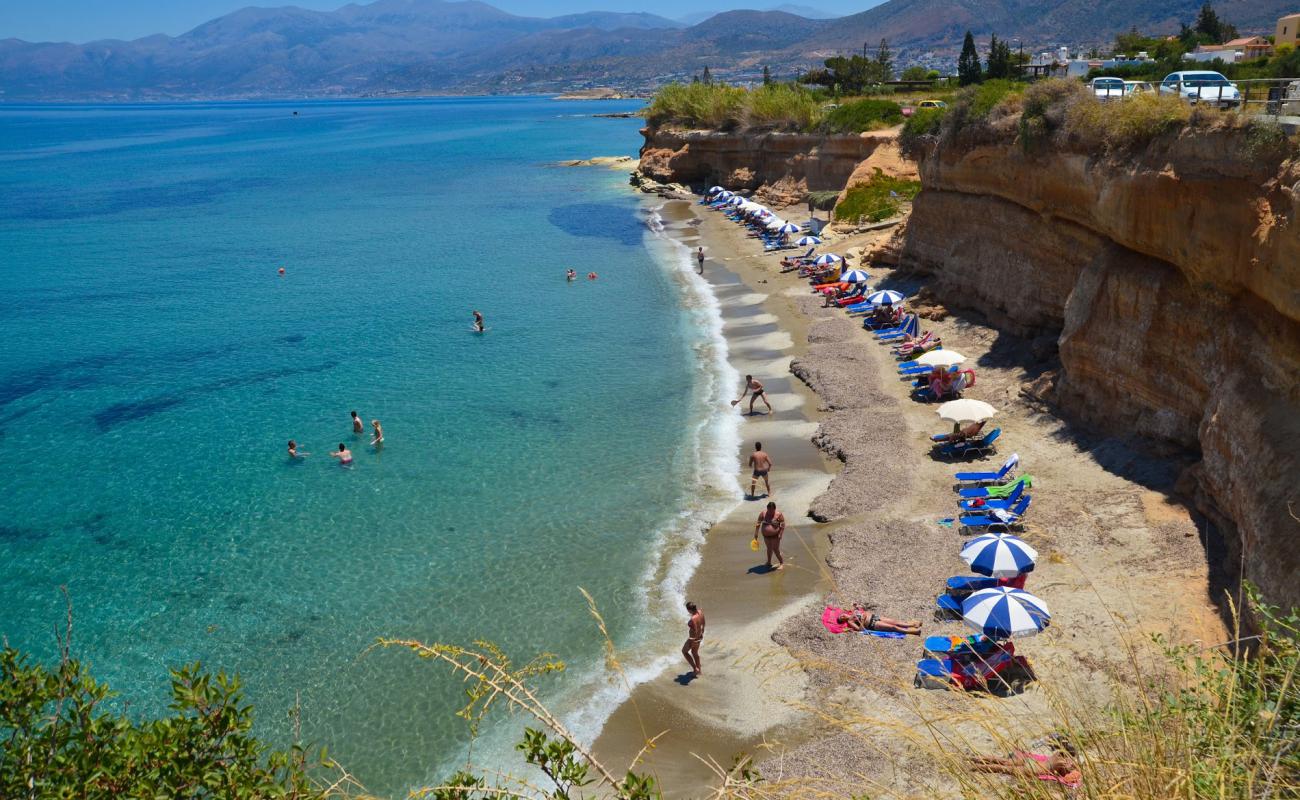 Sarantari Beach'in fotoğrafı kahverengi kum yüzey ile