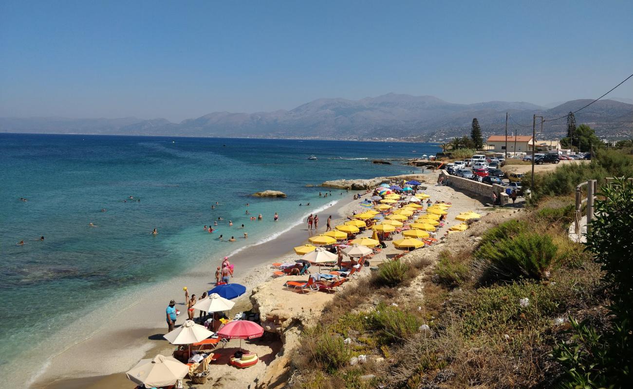 Gefyri Beach'in fotoğrafı kahverengi kum yüzey ile
