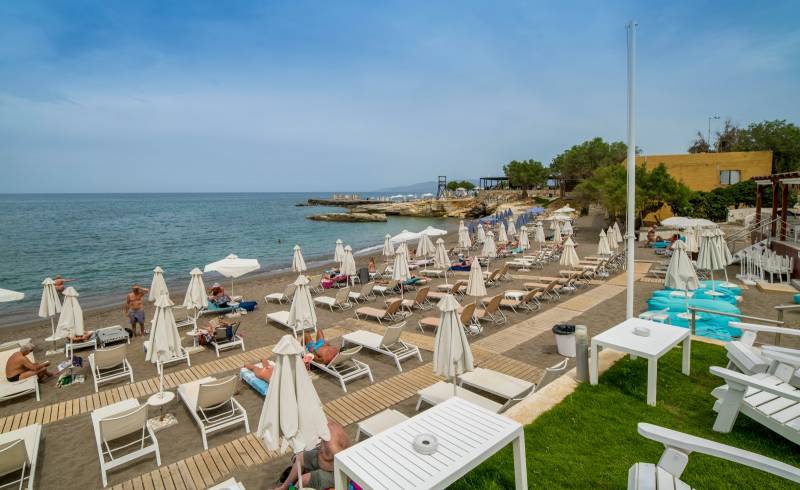 Hersonissos beach II'in fotoğrafı koyu i̇nce çakıl yüzey ile