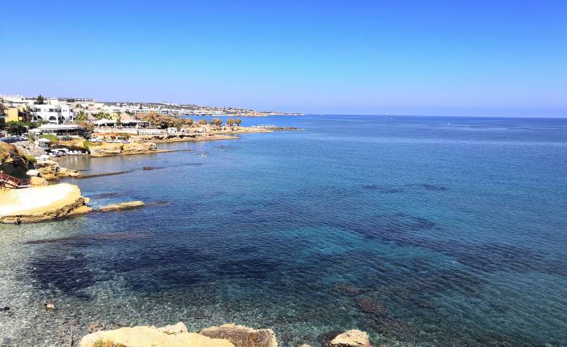 Hersonissos beach III'in fotoğrafı i̇nce kahverengi kum yüzey ile