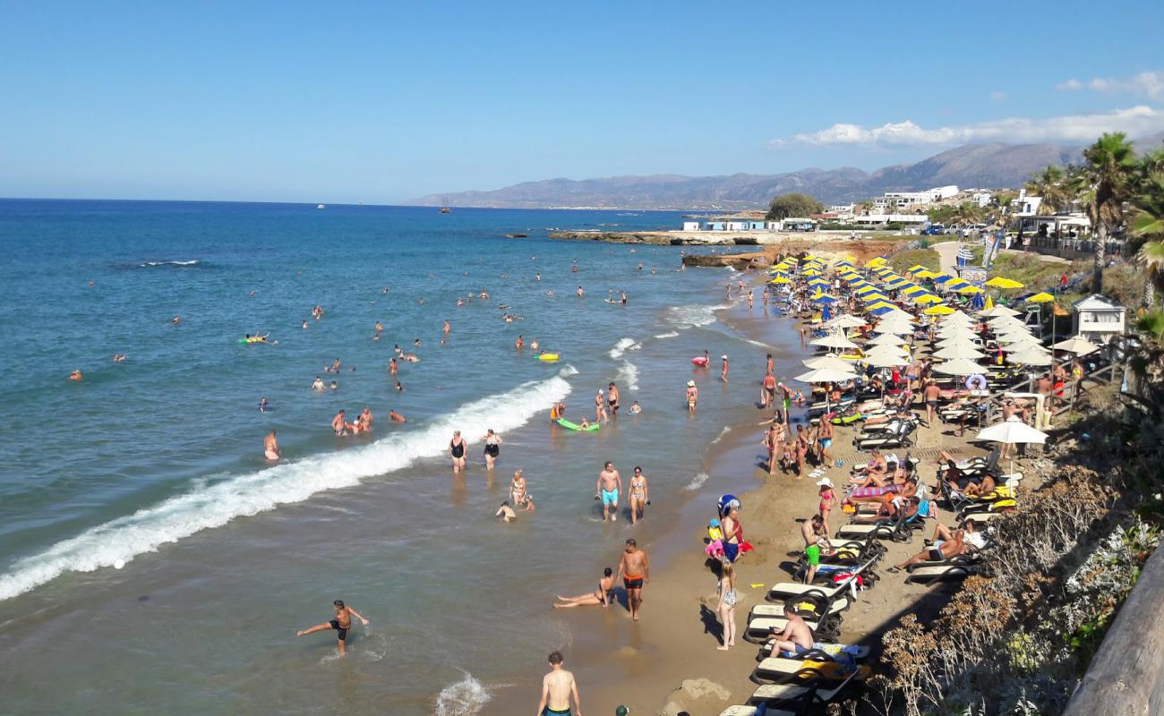 Meltemi Beach'in fotoğrafı i̇nce kahverengi kum yüzey ile