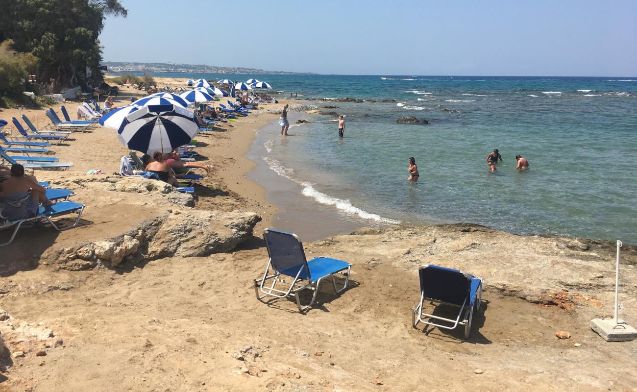 Iliostasis beach'in fotoğrafı kahverengi kum yüzey ile