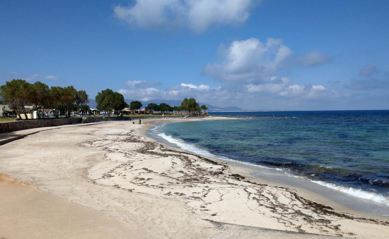 Spiliada beach'in fotoğrafı açık bej kum yüzey ile