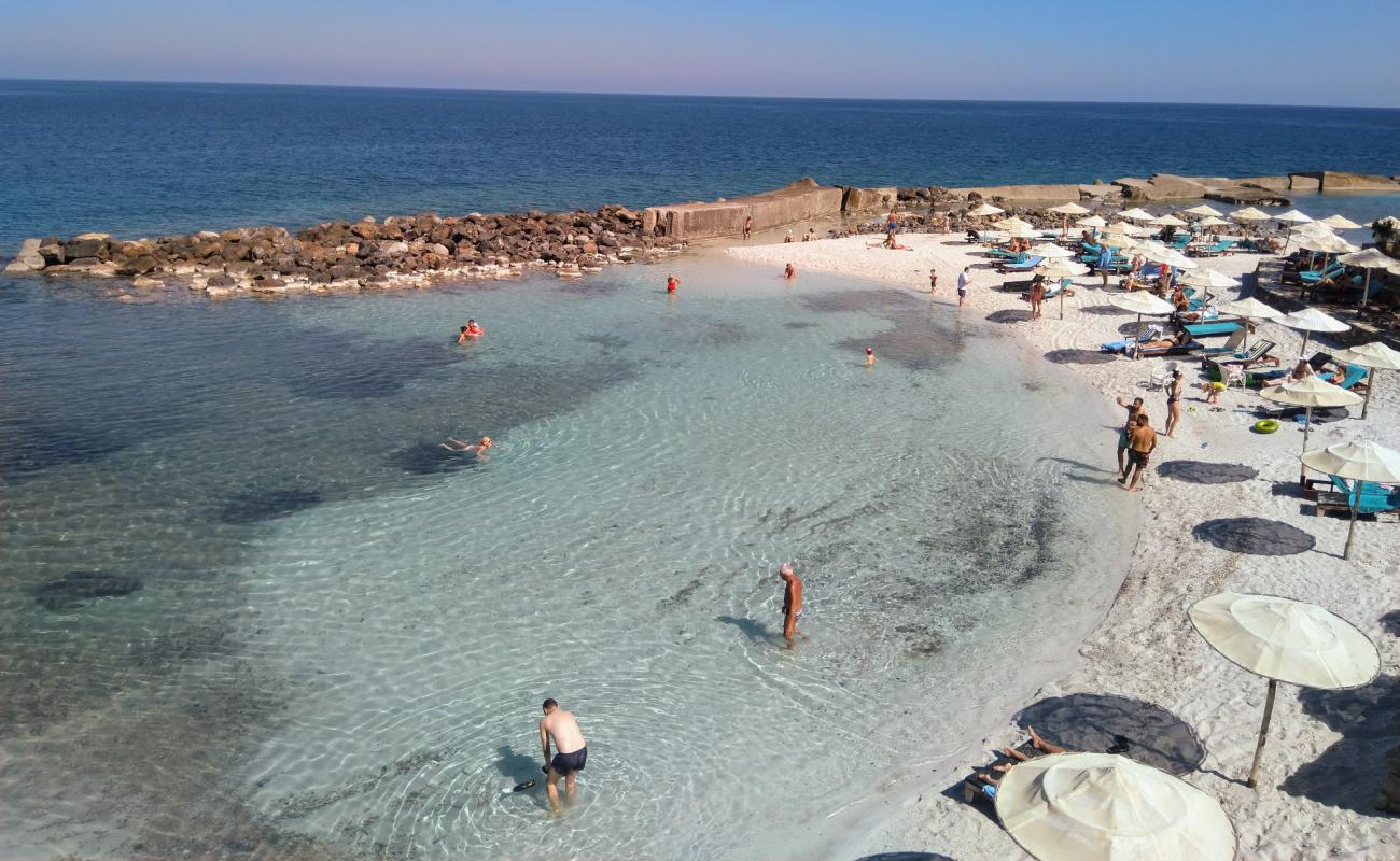 Volakias Plajı'in fotoğrafı küçük beyaz çakıllar yüzey ile