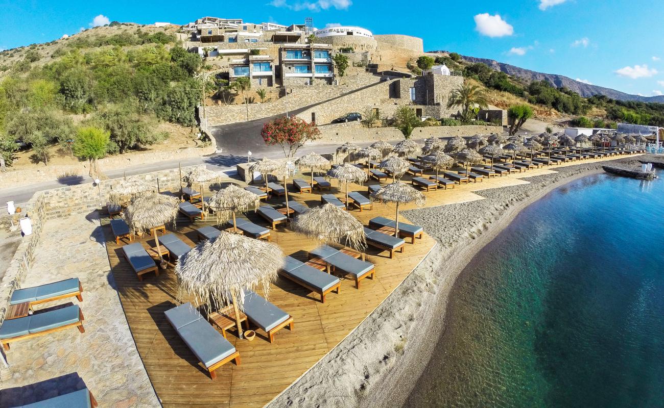 Agia Paraskevi'in fotoğrafı küçük gri çakıllar yüzey ile