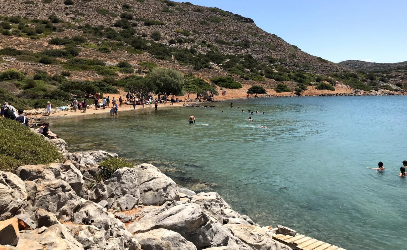 Vathi beach'in fotoğrafı taşlı kum yüzey ile