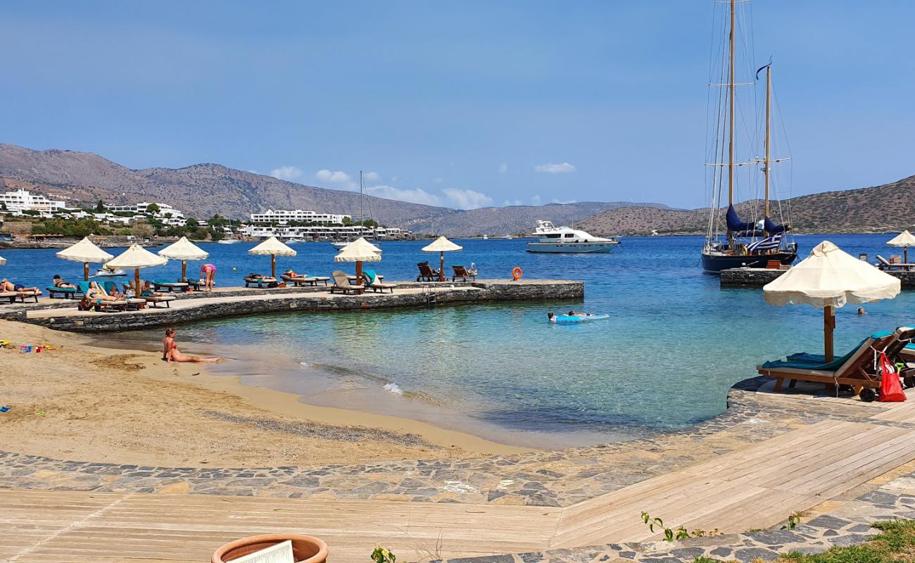 Elounda Beach III'in fotoğrafı i̇nce kahverengi kum yüzey ile