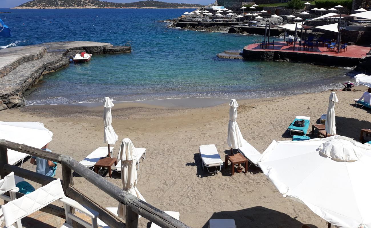 St. Nicolas Koyu Plajı'in fotoğrafı i̇nce kahverengi kum yüzey ile