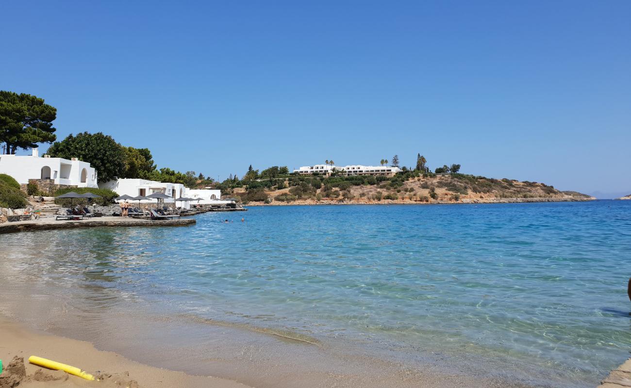 Minos Beach'in fotoğrafı kahverengi kum yüzey ile