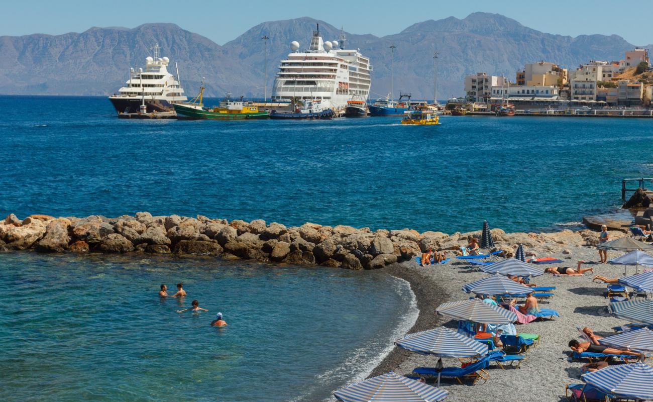 Koundouros coast'in fotoğrafı gri ince çakıl taş yüzey ile