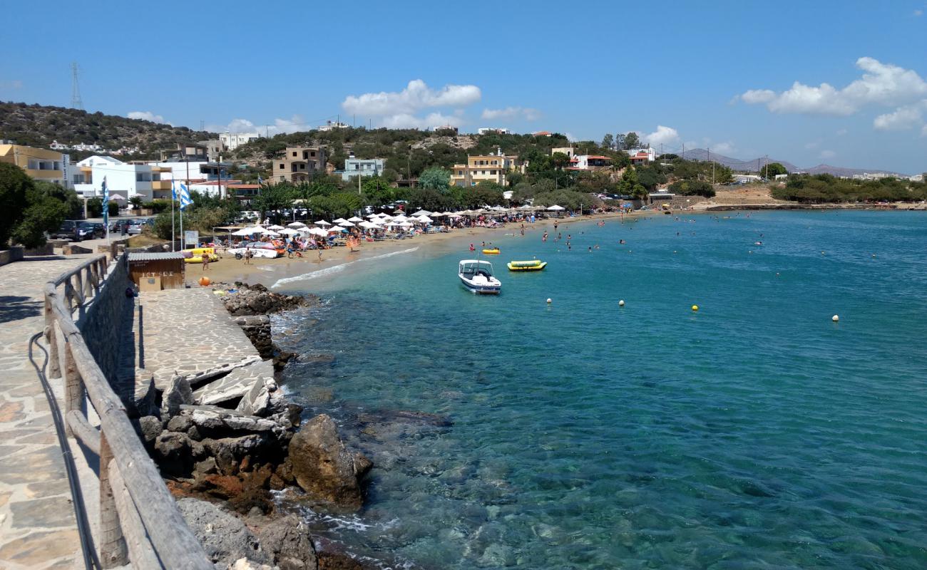 Paralia Ammoudara'in fotoğrafı kahverengi kum yüzey ile